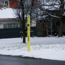 Eine Warntafel an der Bushaltestelle tut Not.JPG