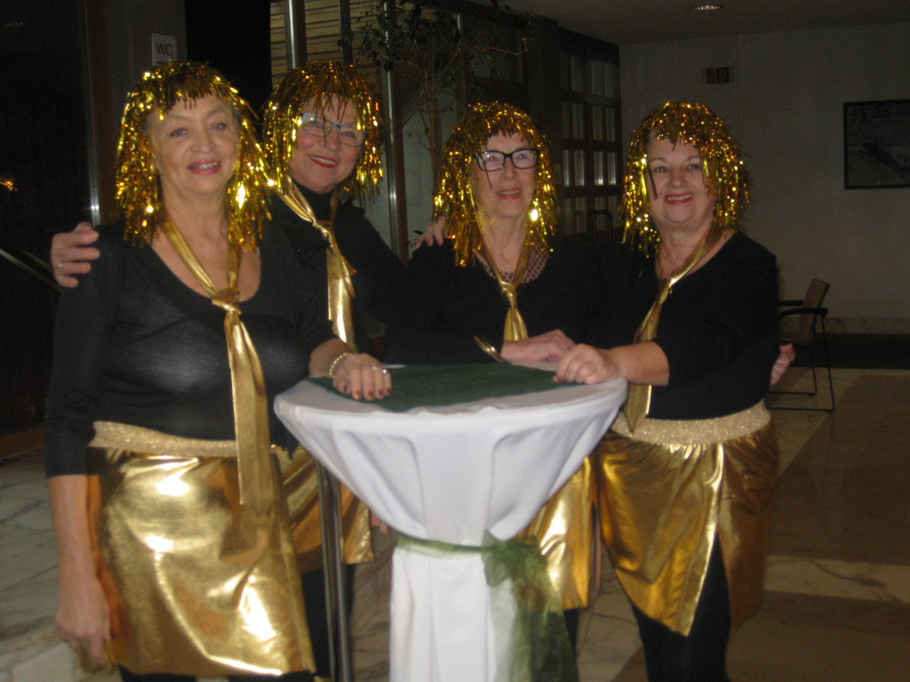 Kaffeekr__nzle Seniorenring  2016  Bild   1.JPG