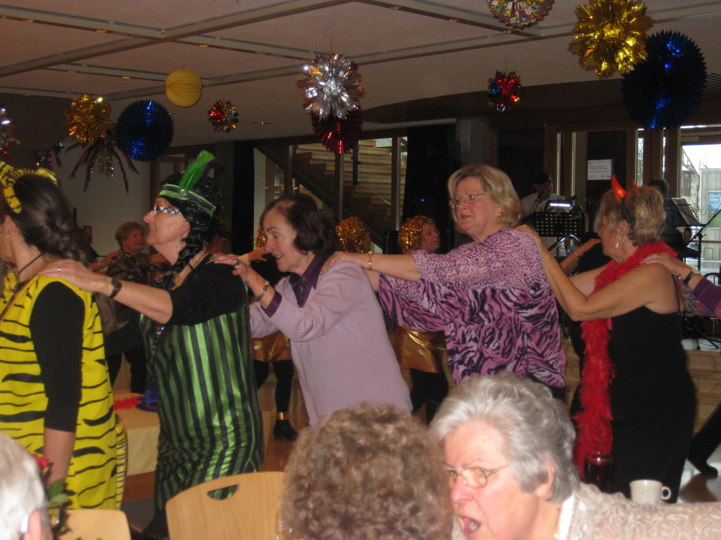 Kaffeekr__nzle Seniorenring  2016  Bild   7.JPG