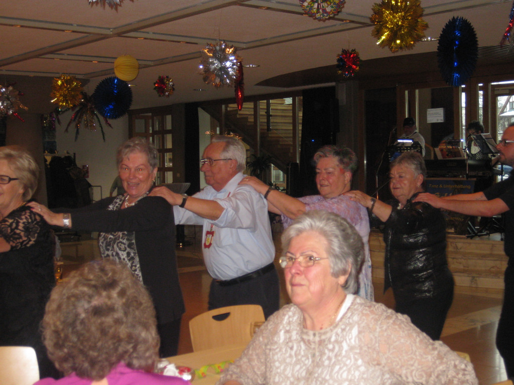 Kaffeekr__nzle Seniorenring  2016  Bild   9.JPG