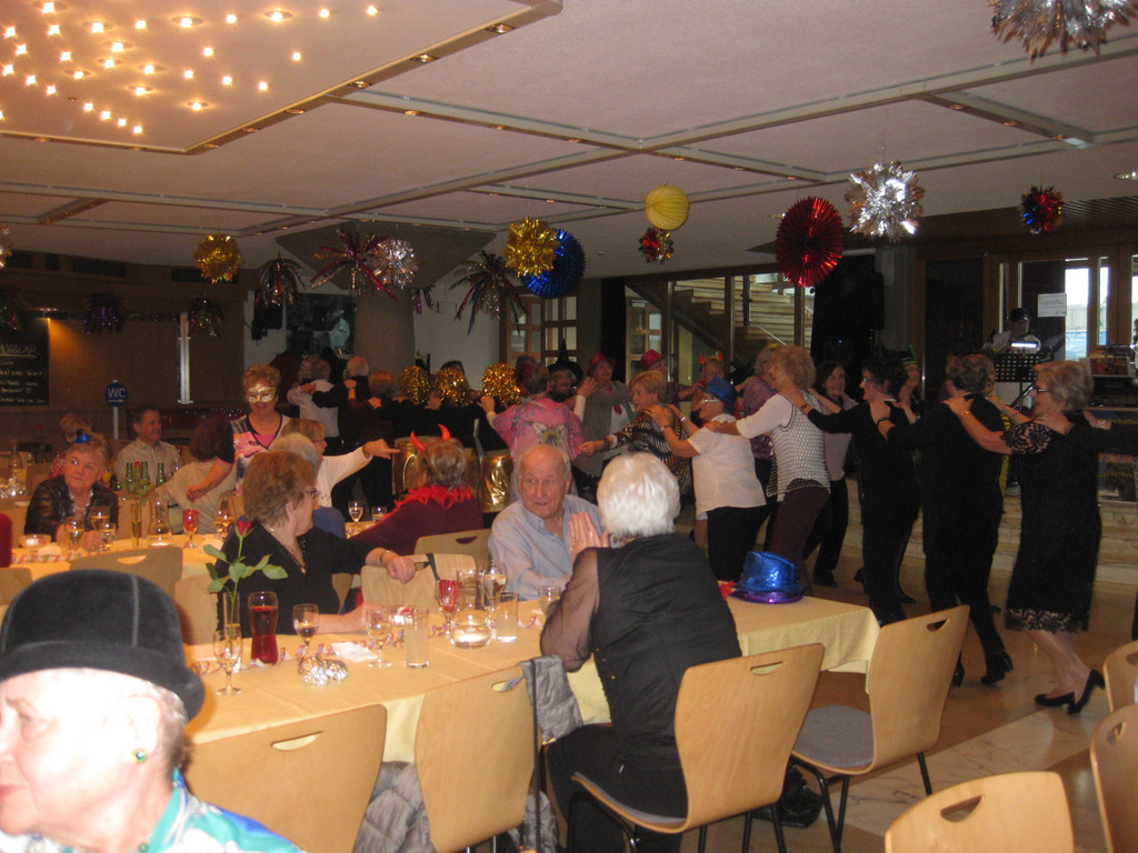 Kaffeekr__nzle Seniorenring  2016  Bild   10.JPG