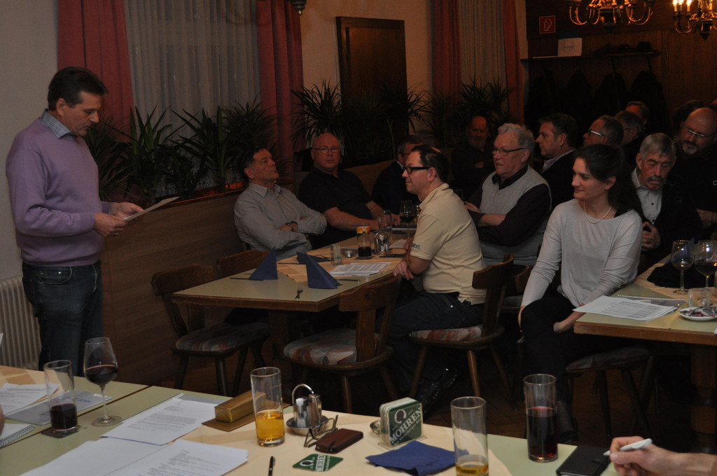 JHV f_ 2015 _9_ Obmann Wilfried Winkel h__lt Laudatio f Angelika Kopf-Lebar.JPG