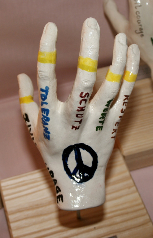 Eine Hand_ die nach Hoffnung greift.JPG