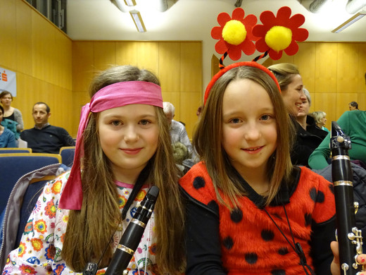 Anna und Nina _Faschingskonzert_.JPG