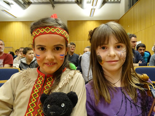 Sarah und Annika _Faschingskonzert_.JPG