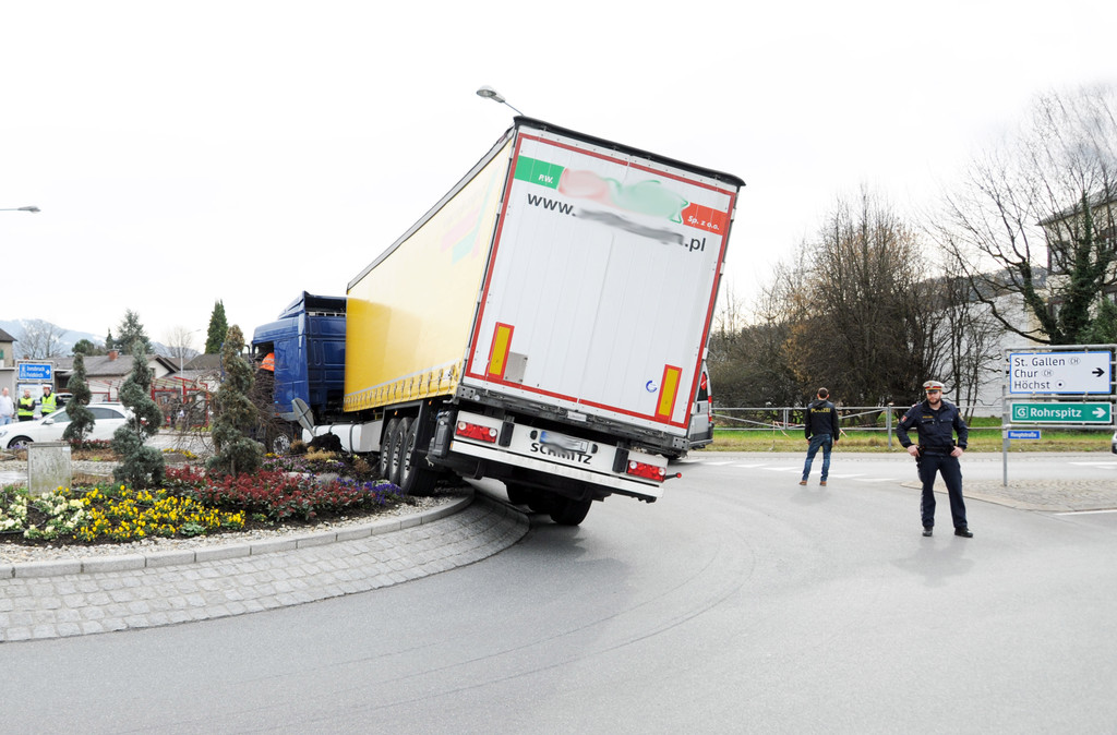 Lkw-Zug auf Kreisverkehr Ho__chst 22-02-2016 7.jpg