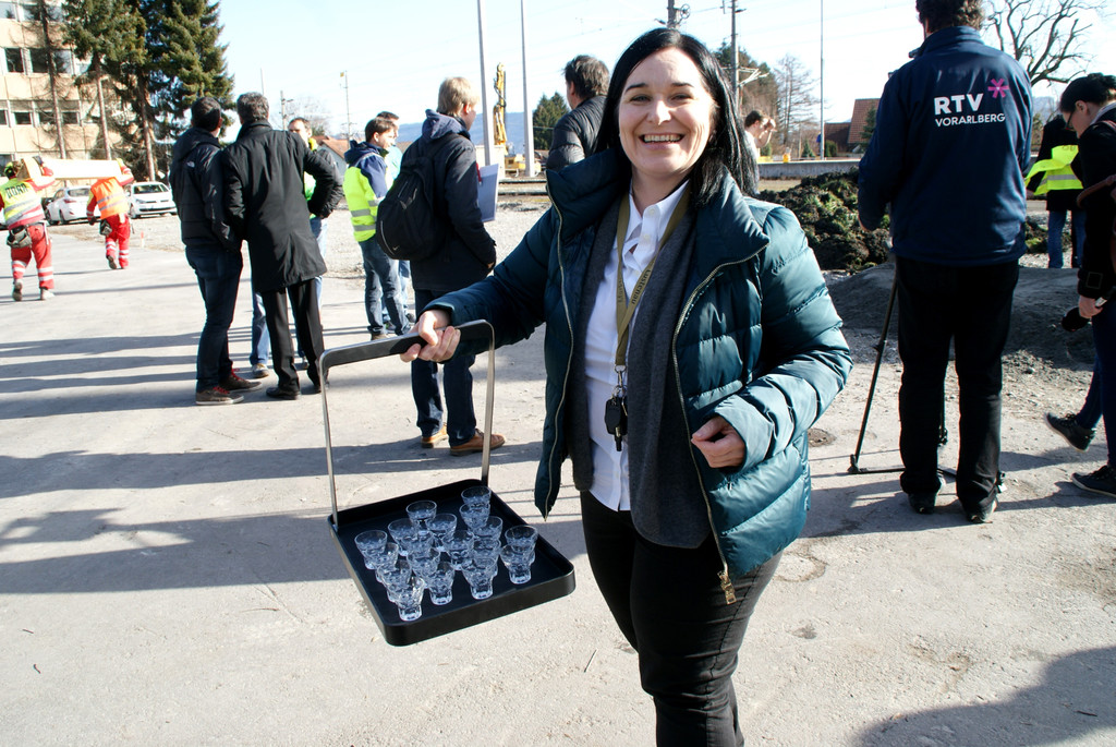 Astrid Riedl mit dem Gl__ck-auf-Schnapserl.JPG