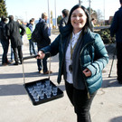 Astrid Riedl mit dem Gl__ck-auf-Schnapserl.JPG