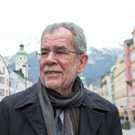 Präsidentschaftskandidat Alexander van der Bellen bei seiner Unterschriftensammelaktion für die BP-Wahl