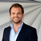 Daniel Zech, geb. 1981, lebt in Wien und ist erfolgreicher Betriebswirt im Medieninvestment.