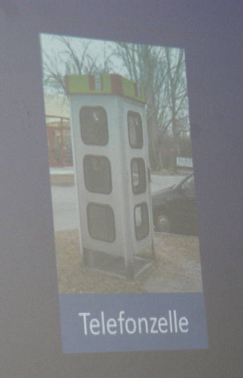 F__r Jugendliche antik - eine althergebrachte Telefonzelle.JPG