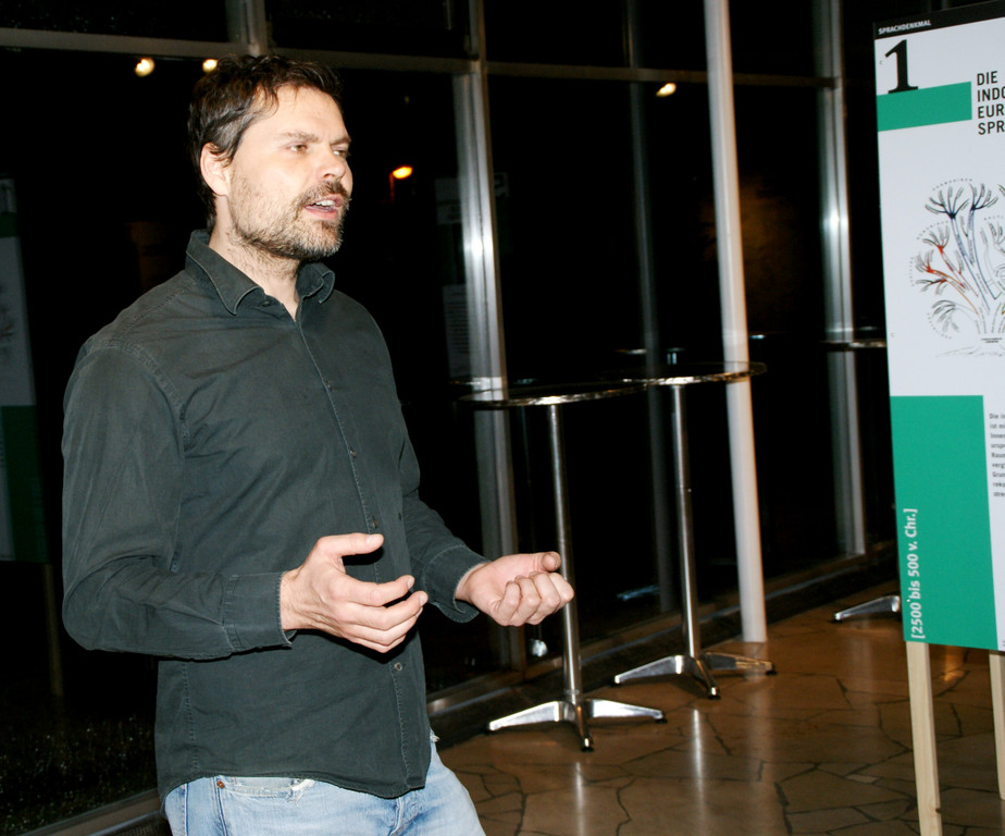 Oliver Heinzle begr____te die Ausstellungs-Besucher.JPG