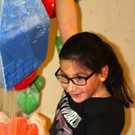 Väter und Kindern beim Bouldern