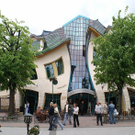Das Krumme Häuschen (Krzywy Domek) in Sopot, Polen.