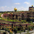 Die "Waldspirale" in Darmstadt wurde gestaltet von dem Wiener Friedensreich Hundertwasser.