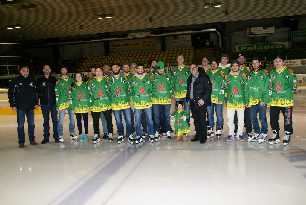 Immer auf dem Eis f__r den guten Zweck.JPG