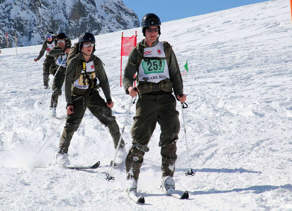 Eine Mannschaft von Grundwehrdienern.jpg