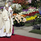 Papst Franziskus feiert Ostermesse am Petersplatz in Rom