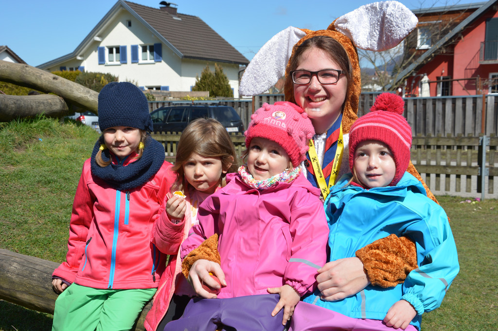 Osterhase mit Kindern.jpg