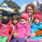 Osterhase mit Kindern.jpg