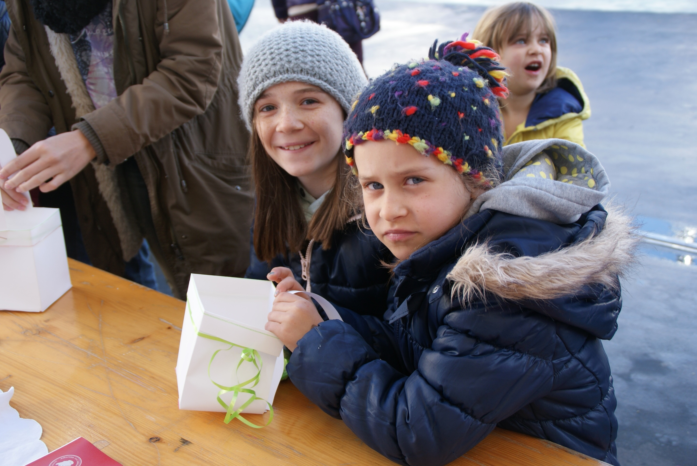 Die Kinder basteltenn eifrig Osterneste.JPG