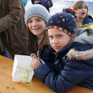 Die Kinder basteltenn eifrig Osterneste.JPG
