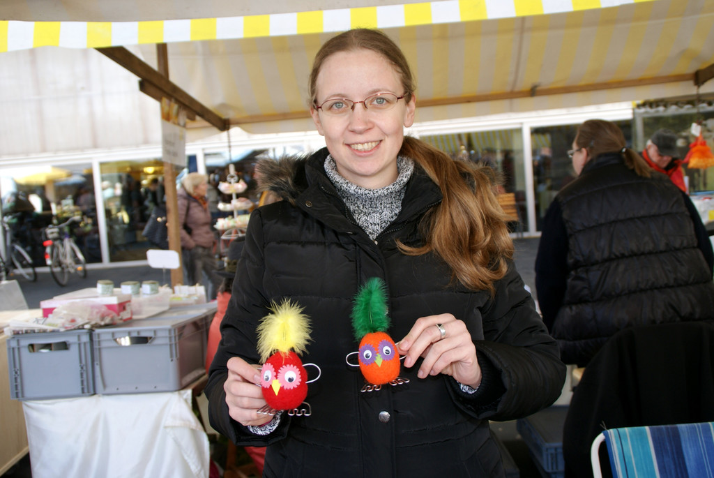 Nicole mit ihrer Osterdeko.JPG