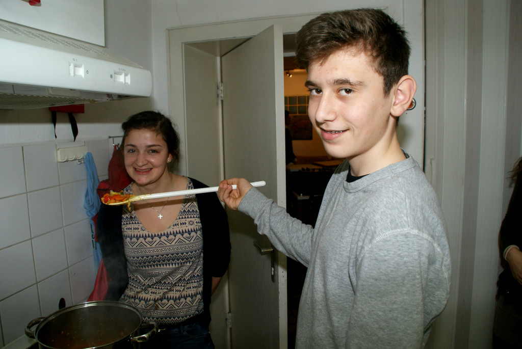 Theresia _23_ und Ali beim Kochen.JPG