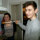 Theresia _23_ und Ali beim Kochen.JPG