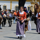 Barocker Tierumzug und Tanz um den Maibaum auf Schloss Hof