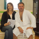 Ein Mann entblättert sich