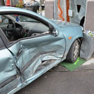 Auto landet in Haus