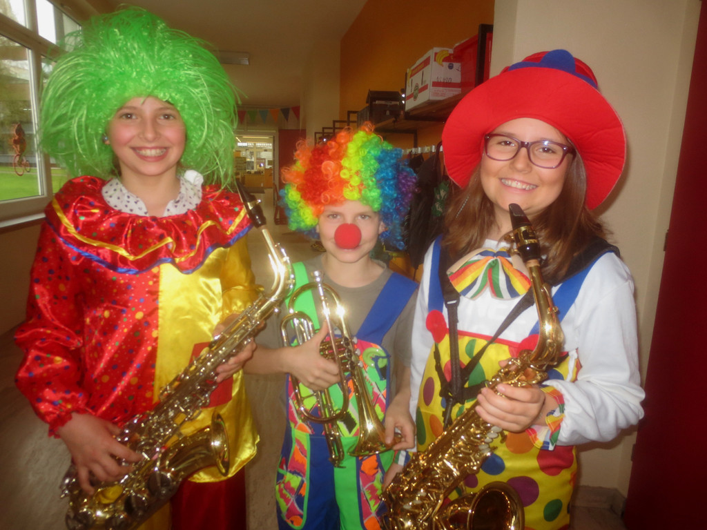 Volksschule Jubil__um ZIRKUS Symbolfoto EINLADUNG April 2016 _3_.JPG