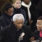 Nelson Mandela bei Beerdigung seiner Urenkelin