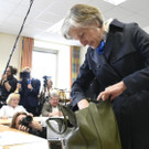 Irmgard Griss bei der Stimmabgabe