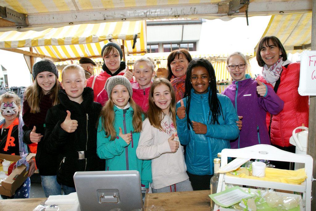 Ulrike Studer und Maria Wallmann mit den Kuchenverk__uferinnen.JPG