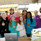 Ulrike Studer und Maria Wallmann mit den Kuchenverk__uferinnen.JPG