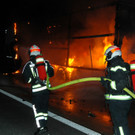 Fahrzeugbrand auf der A2: Pkw-Lenker eingeklemmt