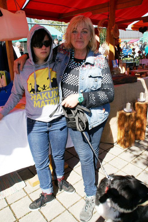 v_li_ Nathalie und Lydia genie__en die Atmosph__re.JPG