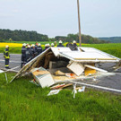 Imbissstand-Anhänger zerschellt auf Fahrbahn
