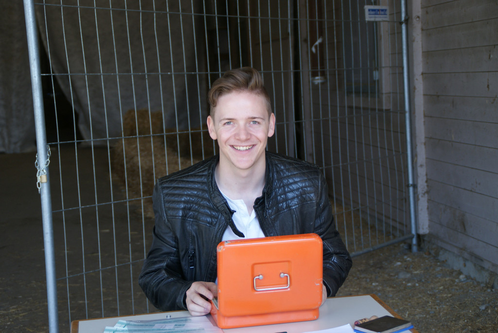 Pius _19_ empfing die G__ste an der Kinokasse.JPG