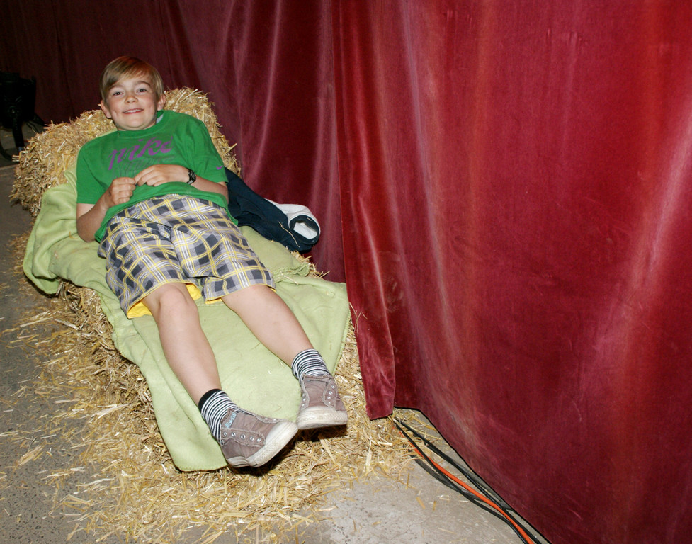 Timo _9__ relaxen auf dem Strohballen.JPG
