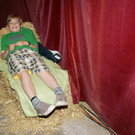 Timo _9__ relaxen auf dem Strohballen.JPG