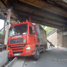 LKW rammt Brücke