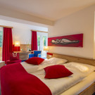 luxurioes_eingerichtetes_zimmer_in_rot_impuls_hotel_tirol.jpg