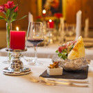 schmackhafte_speise_auf_wunderschoen_gedecktem_tisch_impuls_hotel_tirol.jpg