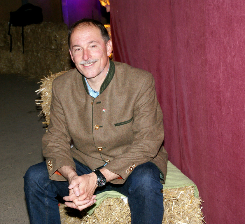 Dietmar Haller genoss den Liederabend auf dem Gutshof.JPG