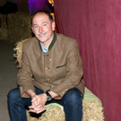 Dietmar Haller genoss den Liederabend auf dem Gutshof.JPG