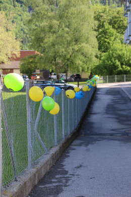 kINDER IN DIE mITTE.JPG