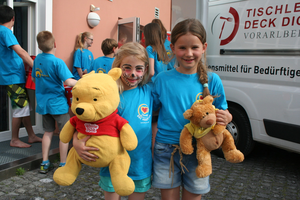 2Helena und Vivienne von den Moaninger Minis halfen  kr__ftig mit.JPG